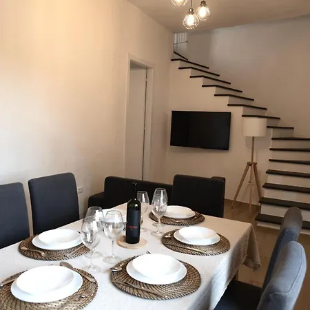 Guesthost - Comfy Two-levels With Terrace! 산 비토