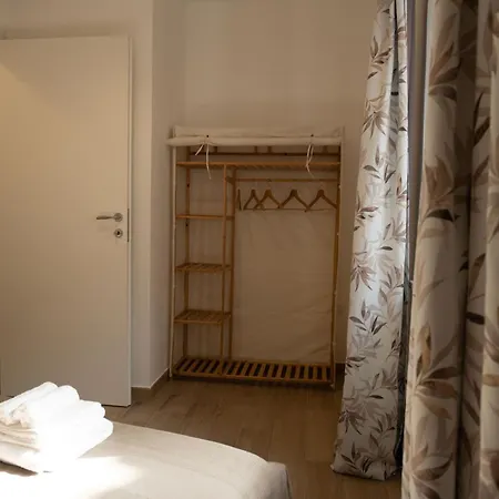 Comfy Two-levels With Terrace! *