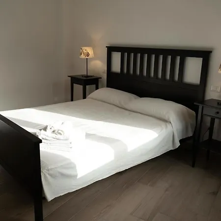 Comfy Two-levels With Terrace! Apartment