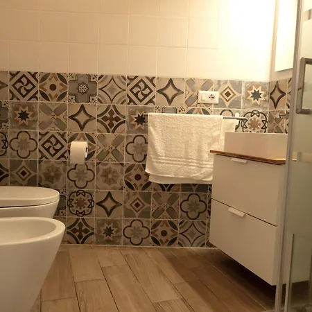 Comfy Two-levels With Terrace! *