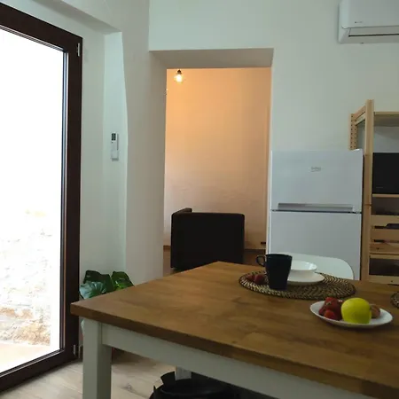 Comfy Two-levels With Terrace!