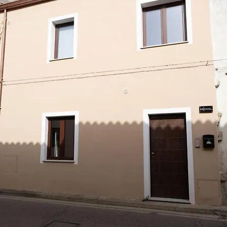 Comfy Two-levels With Terrace! Apartment *