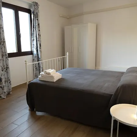 Comfy Two-levels With Terrace!