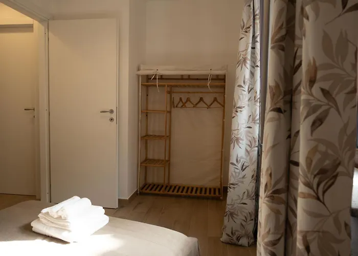 Guesthost - Comfy Two-levels With Terrace! *