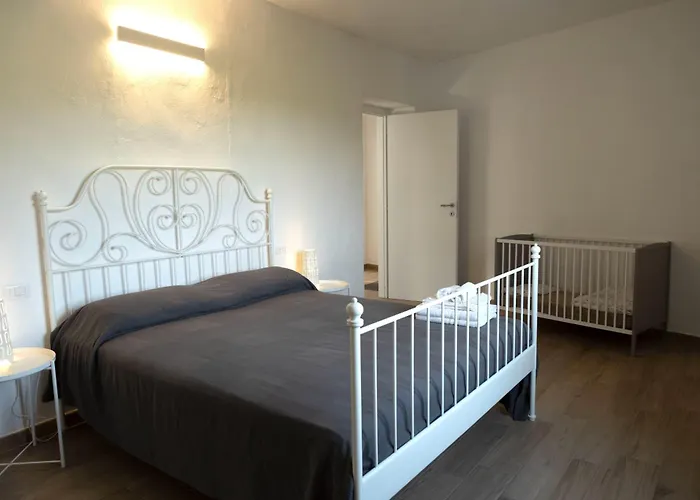 Guesthost - Comfy Two-levels With Terrace!