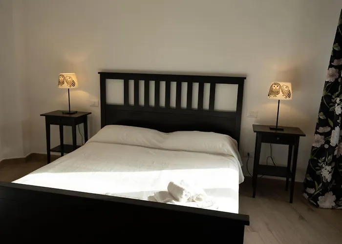 Guesthost - Comfy Two-levels With Terrace! *