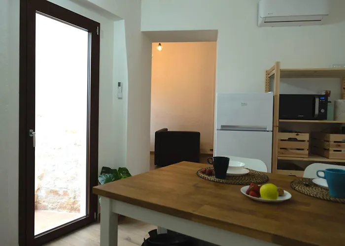 Guesthost - Comfy Two-levels With Terrace!